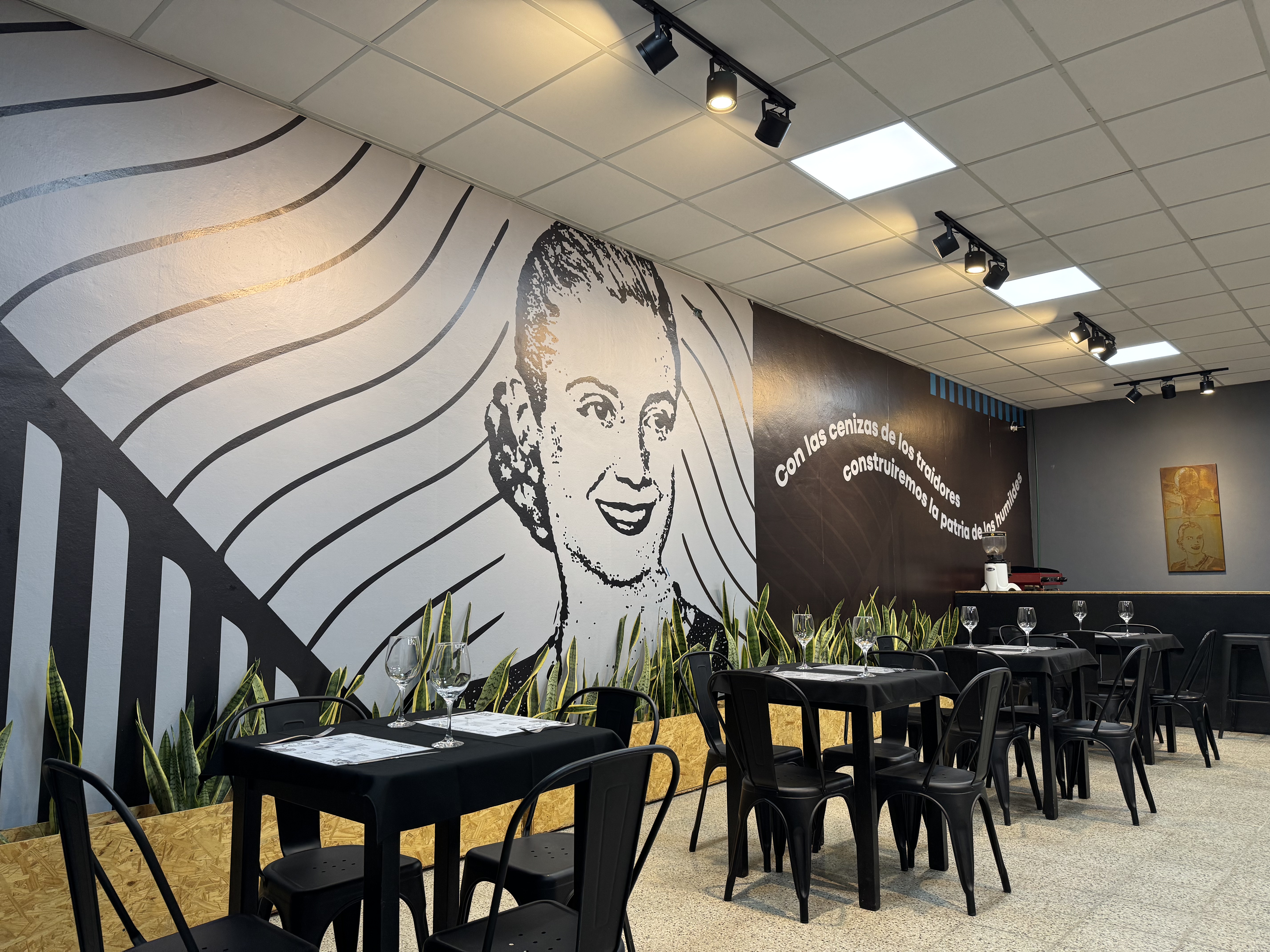 Interior de Evita Bar con mural de Eva Perón